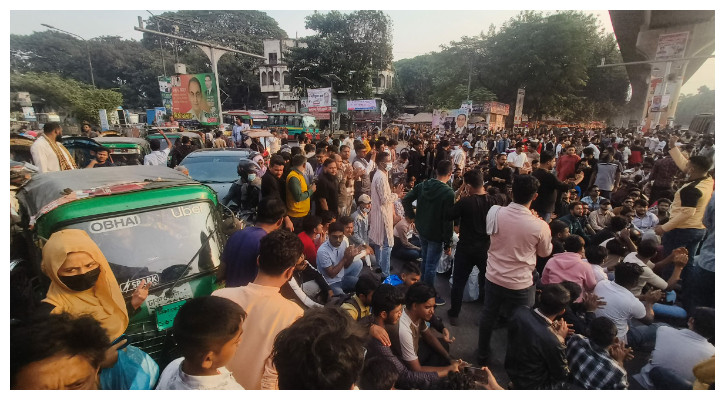 আইজিপি বাহারুল আলমকে বরখাস্ত-গ্রেপ্তারের দাবিতে শাহবাগ অবরোধ