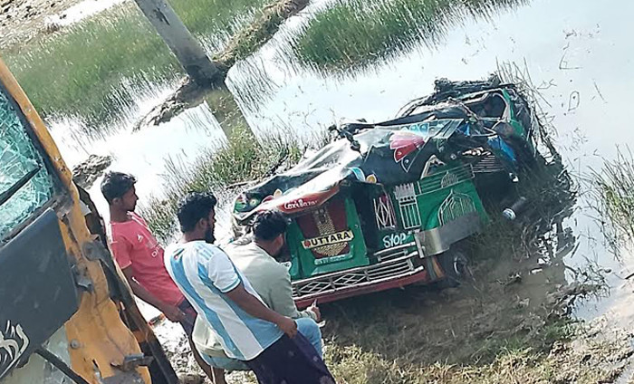 টেকনাফে মাছবোঝাই পিকআপের ধাক্কায় সিএনজি খাদে, নিহত ২