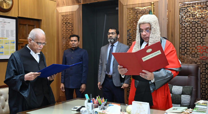 শপথ নিলেন বিচারপতি সৈয়দ এনায়েত হোসেন