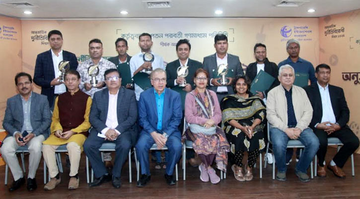 টিআইবি অনুসন্ধানী সাংবাদিকতা পুরস্কার পেলেন ডেইলি সানের রাশেদুল