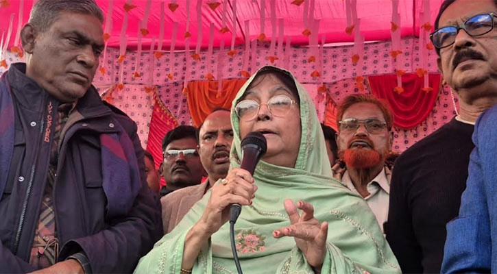 নির্বাচনী প্রচারণায় মাঠে প্রয়াত প্রতিমন্ত্রী পটলের স্ত্রী, ভোট চাইলেন মেয়ে পুতুলের পক্ষে