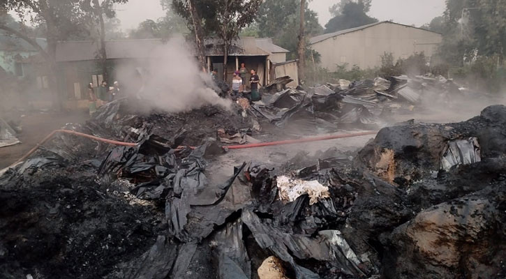 গাজীপুরে ঝুট গুদাম ও দোকানে আগুন