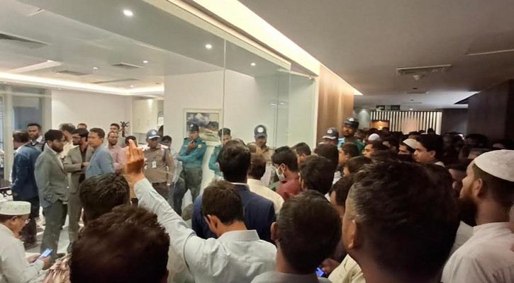 সচিবালয় ভাতার দাবিতে অবরুদ্ধ অর্থ উপদেষ্টা