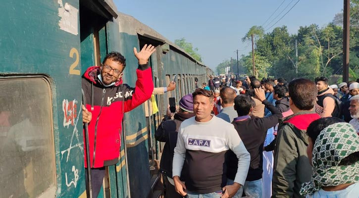 দীর্ঘ ৩৫ বছর পর ফরিদপুরের বাইতুল আমান কলেজ গেটে থামল ট্রেন