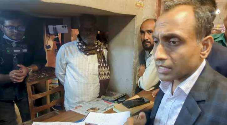 বেশি দামে পেঁয়াজ বিক্রি করায় দুই আড়তকে জরিমানা