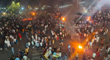 এনইআইআর সংস্কারের দাবিতে কারওয়ান বাজারে সড়ক অবরোধ, যানবাহন ভাঙচুর