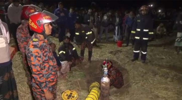 তানোরে গভীর গর্তে পড়ে গেছে শিশু, চলছে উদ্ধারকাজ