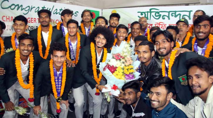 আমিরুলকে ঘিরে উচ্ছ্বাসে ভাসলো বিমানবন্দর