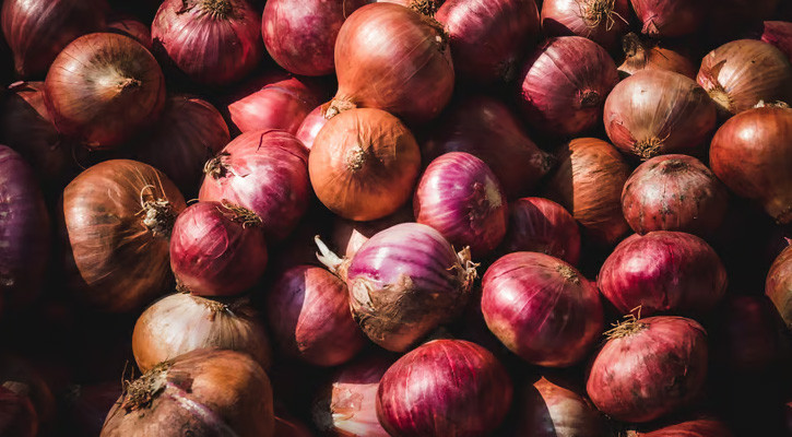 বাজারে পেঁয়াজের কেজি ১৫০