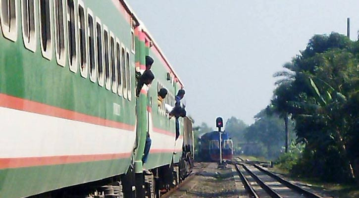 ঈশ্বরদীতে অল্পের জন্য দুর্ঘটনা থেকে রক্ষা পেল দুটি আন্তঃনগর ট্রেন