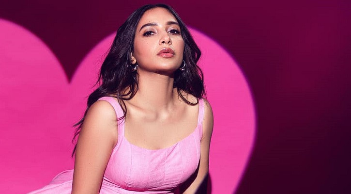 সোশ্যাল মিডিয়ায় কটাক্ষ, নিজেকে কীভাবে সামলান শুভশ্রী?