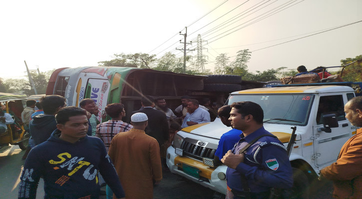 সাতক্ষীরা-খুলনা সড়কে ইজিবাইককে বাসের ধাক্কা, নিহত ১