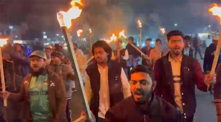 হাদির ওপর হামলার প্রতিবাদে নড়াইলে মশাল মিছিল