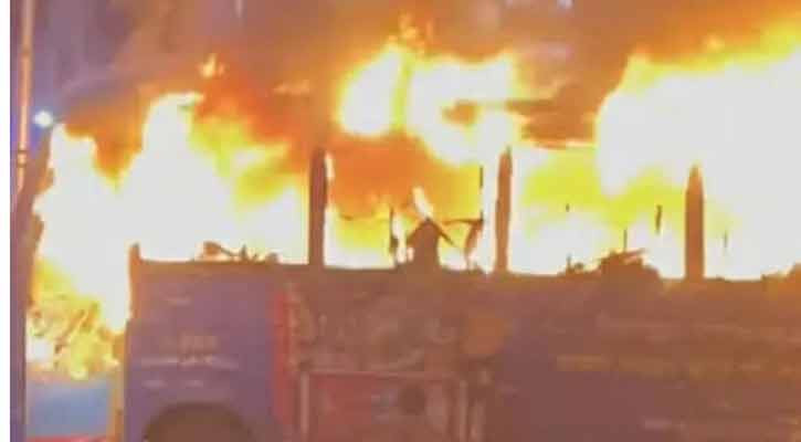 বাড্ডায় চলন্ত বাসে আগুন