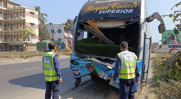 কুমিল্লায় দুর্ঘটনাকবলিত বাসে কাভার্ডভ্যানের  ধাক্কা, নিহত ২