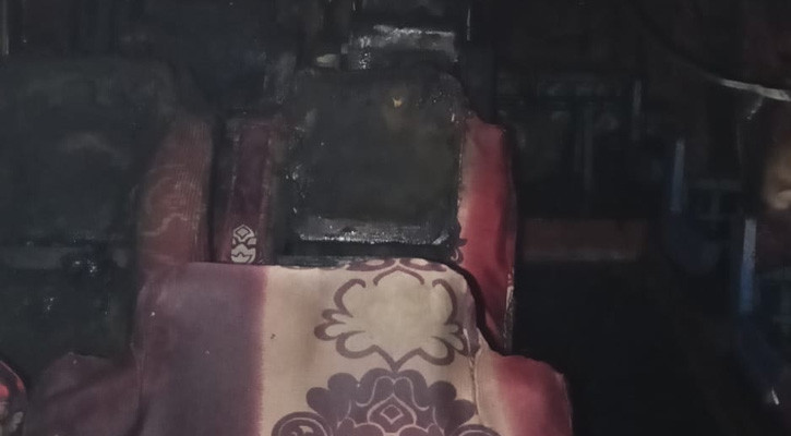 নোয়াখালীর সোনাপুর টার্মিনালে বাসে আগুন