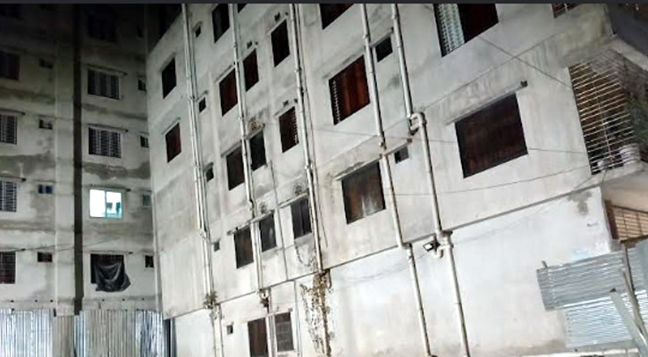 ময়মনসিংহে হেলে পড়েছে ৫ তলা ভবন, সরিয়ে দেওয়া হলো বাসিন্দাদের