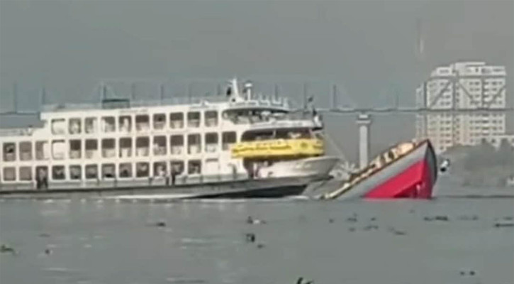 লঞ্চ–বাল্কহেড সংঘর্ষে বুড়িগঙ্গায় বাল্কহেড ডুবি, আটক লঞ্চ