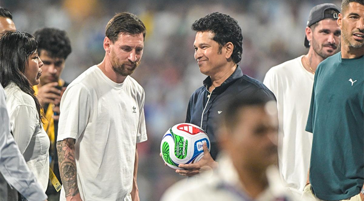 ক্রিকেট কিংবদন্তি ও ফুটবল রাজার মহামিলন, মেসি-শচীনের উপহার বিনিময়