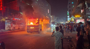 বাড্ডায় আবারও যাত্রীবাহী বাসে আগুন
