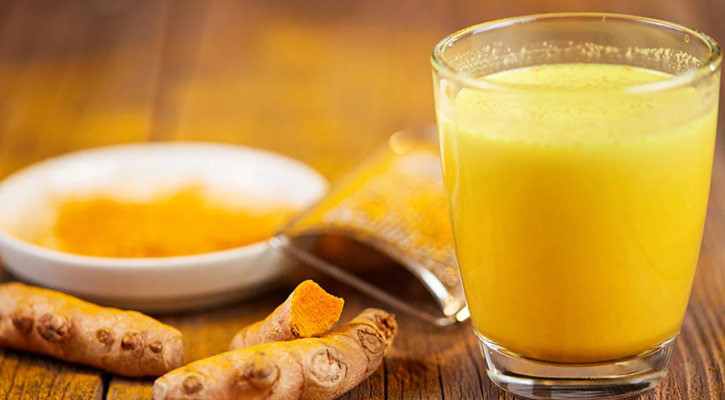 দুধে হলুদের গুঁড়া মিশিয়ে খাওয়ার উপকারিতা