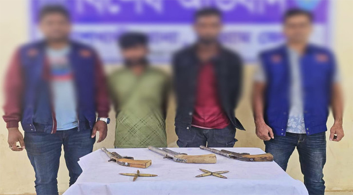 বাঁশখালীতে ৩টি অস্ত্র ও ৮ রাউন্ড গুলিসহ ২ জন গ্রেপ্তার
