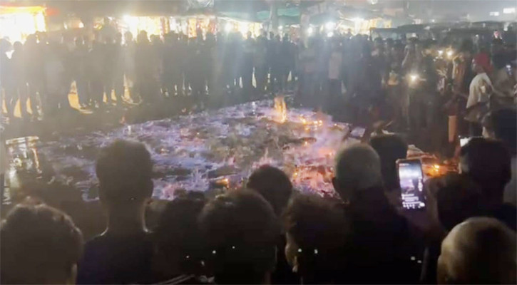 ট্রাকভর্তি চোলাই মদ আগুনে পোড়ালো জনতা