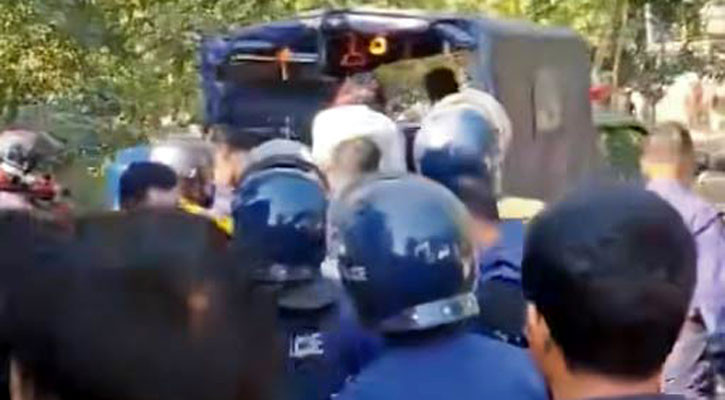 কচুরিপানা পরিষ্কারে বাধা দেওয়ার জেরে ছুরিকাঘাত, আটক ৩