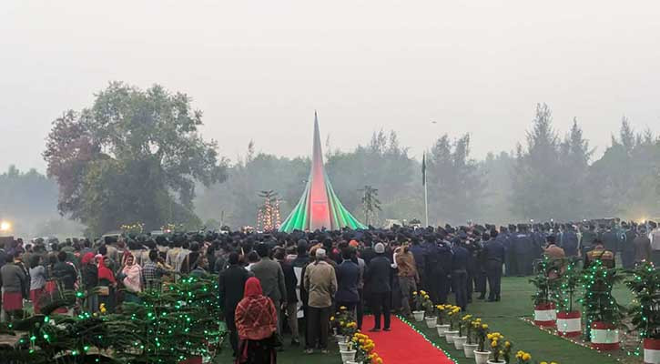 বিজয় দিবসে শ্রদ্ধায় স্মরণ শহীদদের
