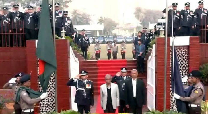 রাজারবাগ পুলিশ স্মৃতিস্তম্ভে স্বরাষ্ট্র উপদেষ্টা ও আইজিপির শ্রদ্ধা