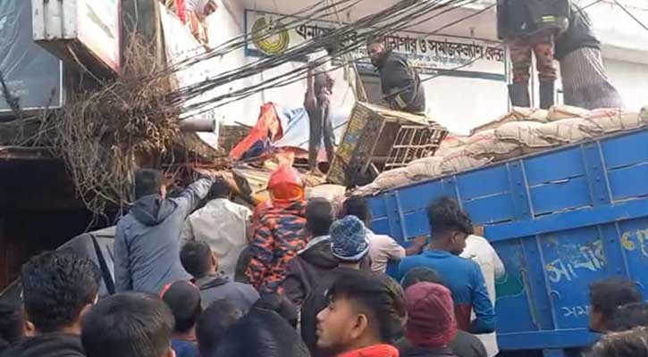 হাটহাজারীতে ট্রাক-মাইক্রোবাস সংঘর্ষ