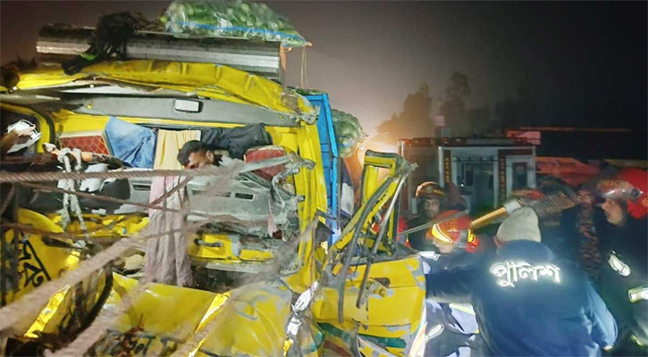 ট্রাকের পেছনে ট্রাকের ধাক্কায় প্রাণ গেল একজনের