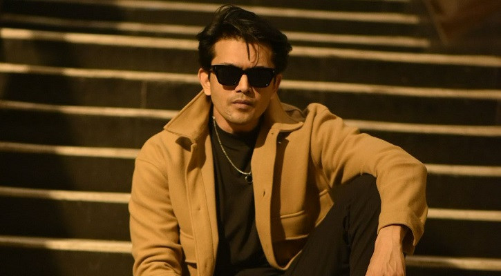 বলিউডে অভিষেকই কেন্দ্রীয় চরিত্রে আরিফিন শুভ