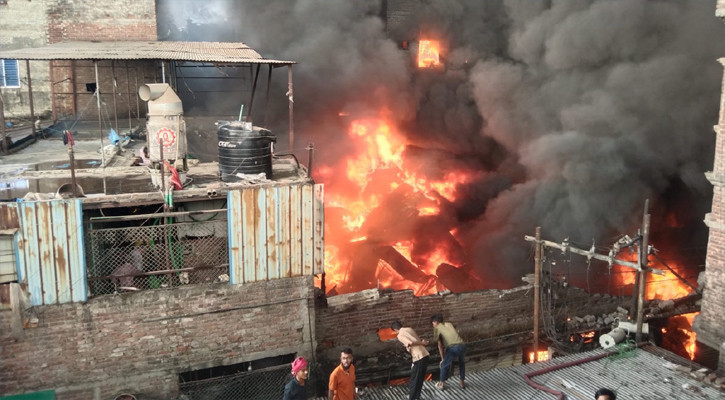 পুরান ঢাকায় প্লাস্টিক কারখানায় আগুন, নিয়ন্ত্রণে ১১ ইউনিট