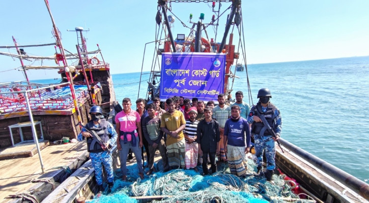 সেন্টমার্টিনে অবৈধ ট্রলিং বোটসহ ১৬ জেলে আটক