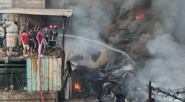 লালবাগে প্লাস্টিক কারখানার আগুন নিয়ন্ত্রণে
