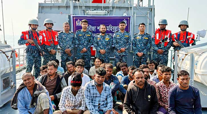 সিমেন্ট বোঝাই দুটি বোটসহ ২৩ চোরাকারবারি আটক