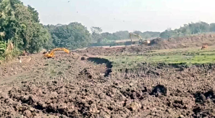 জমিতে পুকুর কাটতে বাধা দেওয়ায় এক্সকেভেটর চাপায় কৃষককে হত্যার অভিযোগ