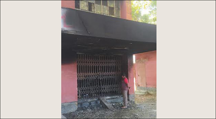 ফেনীতে গ্রামীণ ব্যাংকের কার্যালয়ে দুর্বৃত্তের আগুন