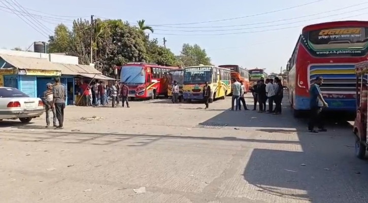 কুমিল্লায় বাস ধর্মঘট, ভোগান্তিতে যাত্রীরা