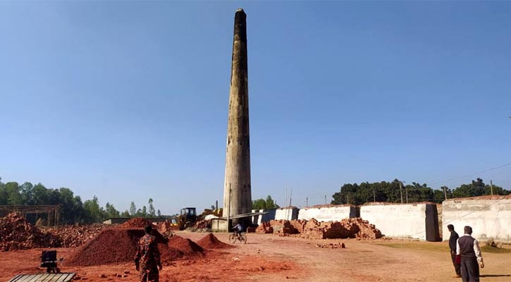 পঞ্চগড়ে ২ ইটভাটার চিমনি গুঁড়িয়ে দিল প্রশাসন