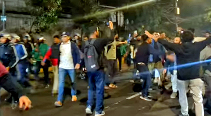 হাদির মৃত্যুতে চট্টগ্রামে বিক্ষোভ: নওফেলের বাড়ি ভাঙচুর-অগ্নিসংযোগ, ভারতীয় সহকারী হাইকমিশন অভিমুখে বিক্ষুব্ধ জনতা