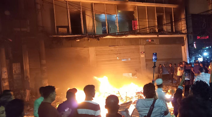 প্রথম আলো ও ডেইলি স্টার অফিসে হামলা-ভাঙচুর-আগুন