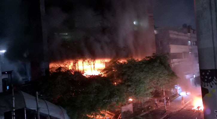 প্রথম আলো ও ডেইলি স্টার অফিসে হামলা-ভাঙচুর-আগুন