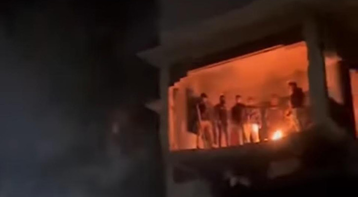 ধানমন্ডি ৩২ নম্বরে বিক্ষুব্ধ ছাত্র-জনতার বিক্ষোভ