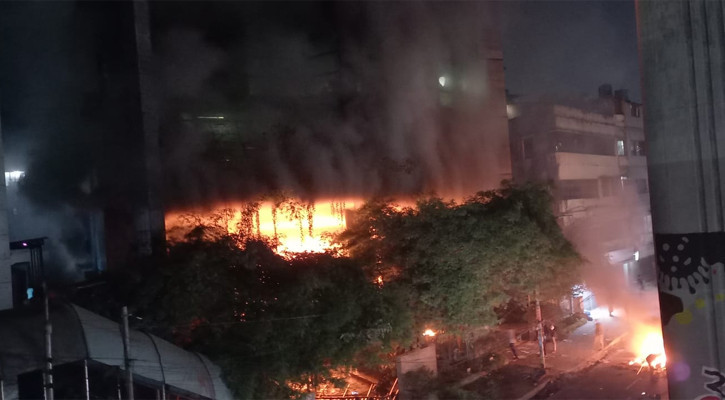 সেনাবাহিনীর সহযোগিতায় প্রথম আলো-ডেইলি স্টারের আগুন নির্বাপন