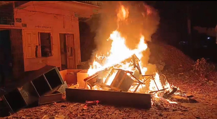 ঝিনাইদহে আওয়ামী লীগের দুনেতার বাড়িতে ভাংচুর