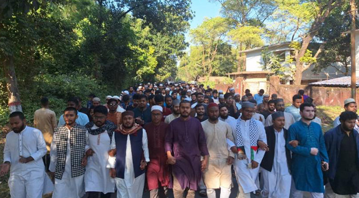 হাদির খুনিদের গ্রেফতার ও বিচার দাবিতে চাকসুর বিক্ষোভ মিছিল