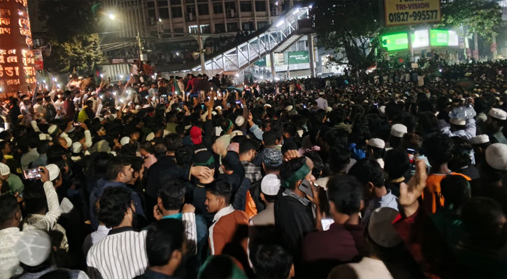 ‘হাদি হাদি’ স্লোগানে উত্তাল শাহবাগ