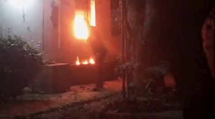মাগুরায় বিটিভির ডিজি ও প্রসিকিউটর জোহার বাড়িতে অগ্নিসংযোগ